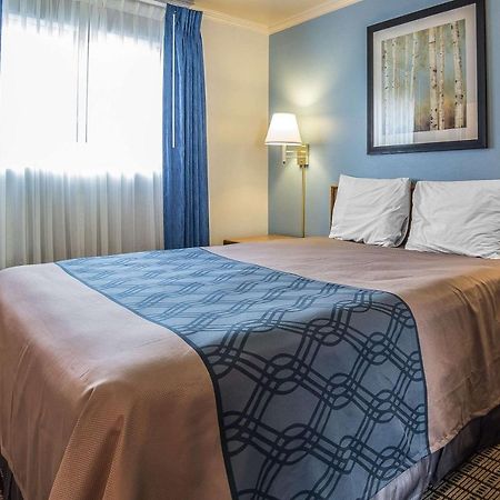Econo Lodge Inn & Suites Logan Exteriör bild