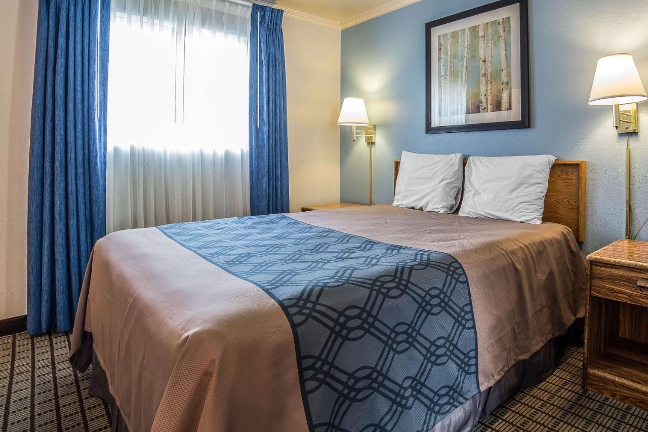 Econo Lodge Inn & Suites Logan Exteriör bild