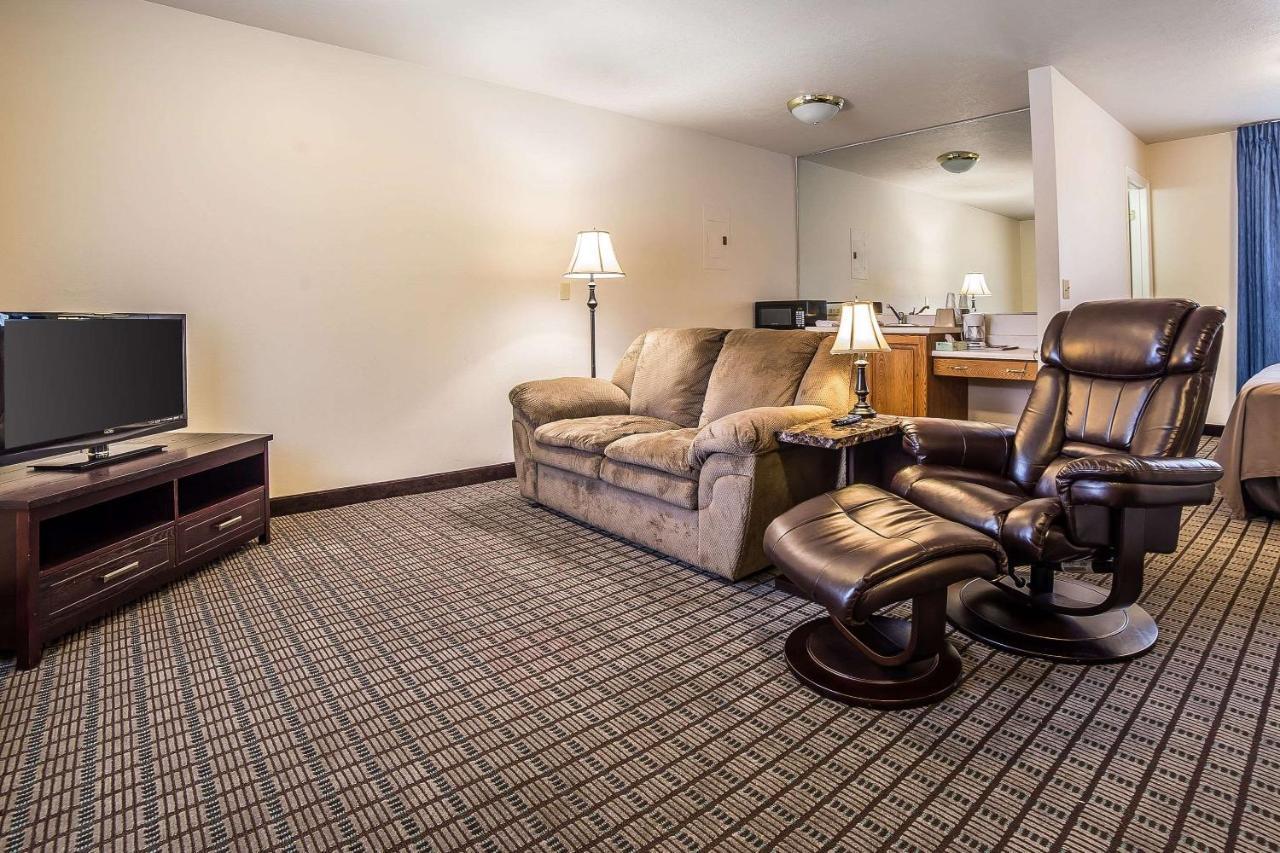 Econo Lodge Inn & Suites Logan Exteriör bild