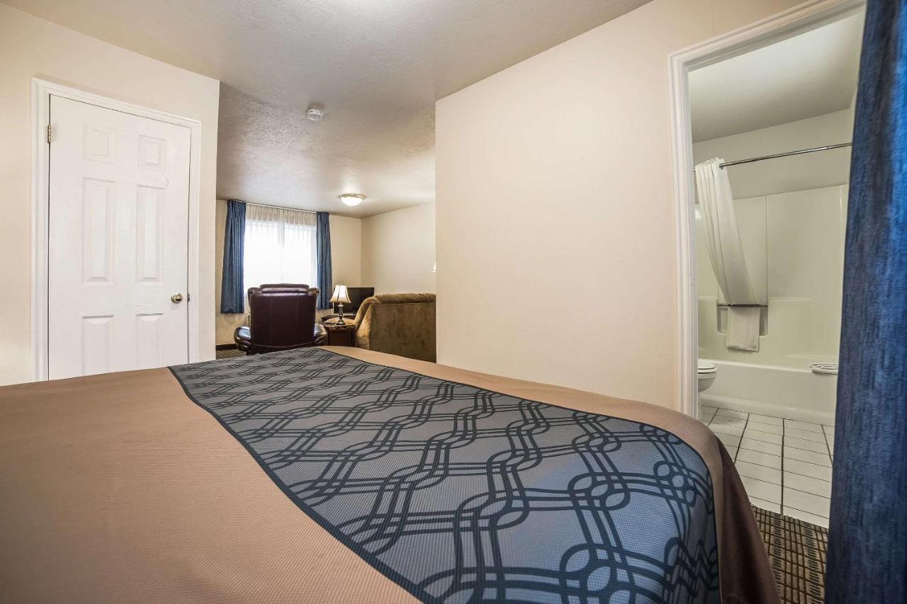 Econo Lodge Inn & Suites Logan Exteriör bild