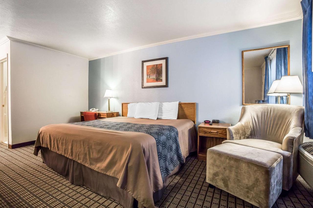 Econo Lodge Inn & Suites Logan Exteriör bild