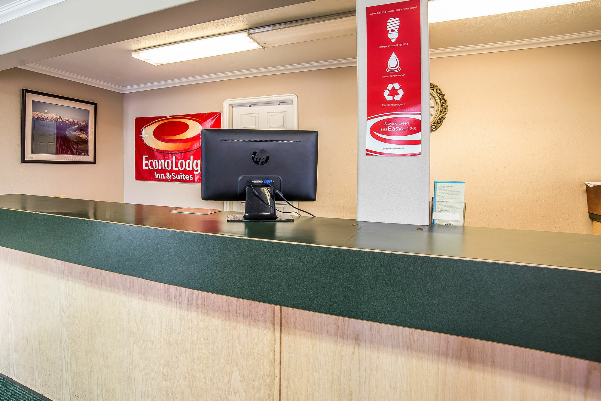 Econo Lodge Inn & Suites Logan Exteriör bild