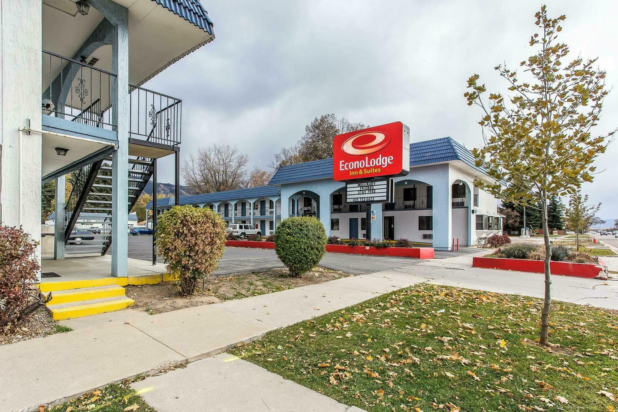 Econo Lodge Inn & Suites Logan Exteriör bild