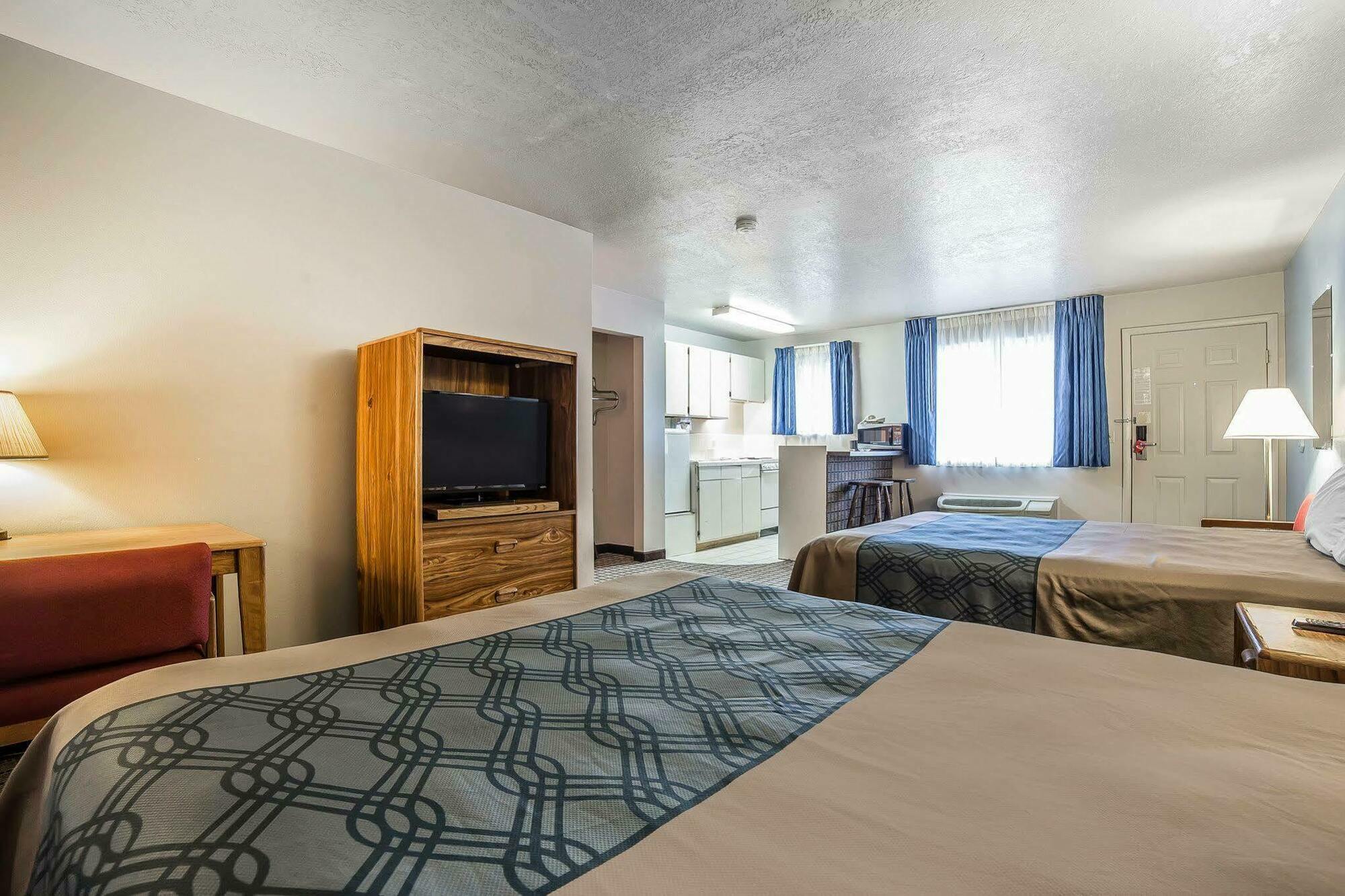 Econo Lodge Inn & Suites Logan Exteriör bild