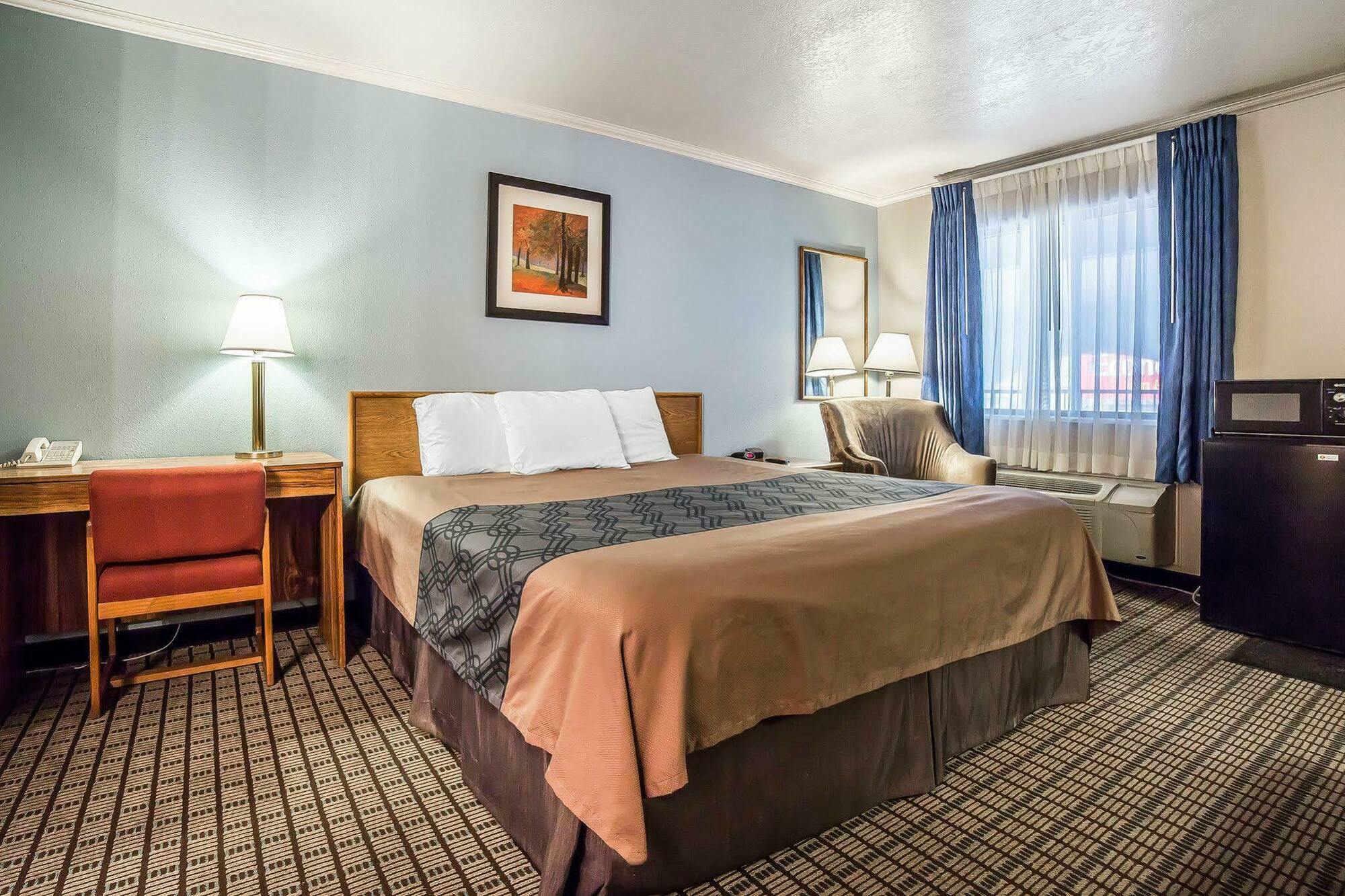 Econo Lodge Inn & Suites Logan Exteriör bild