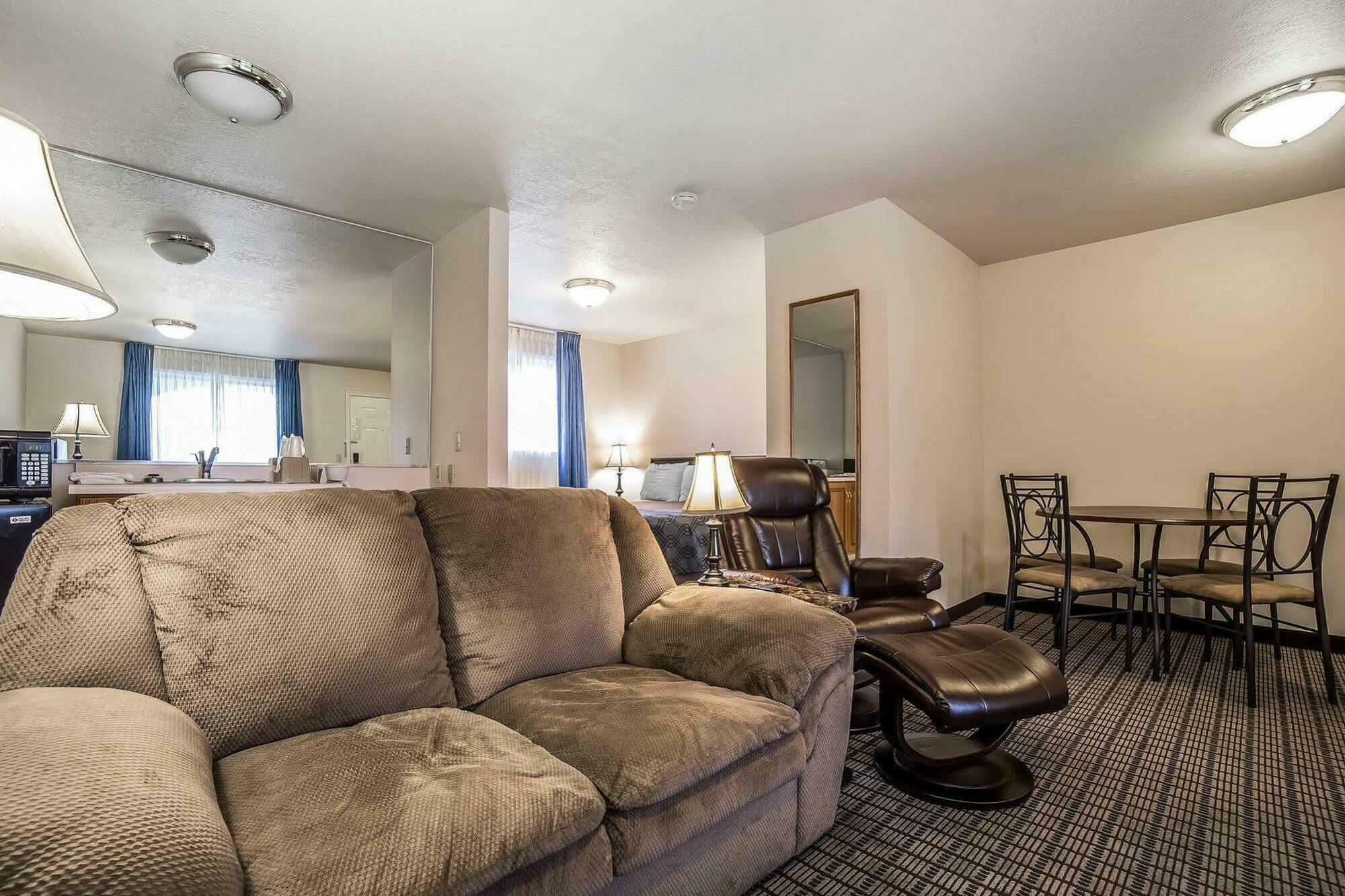Econo Lodge Inn & Suites Logan Exteriör bild