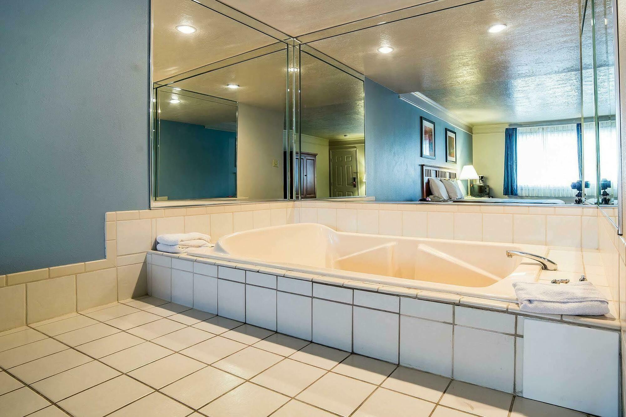 Econo Lodge Inn & Suites Logan Exteriör bild